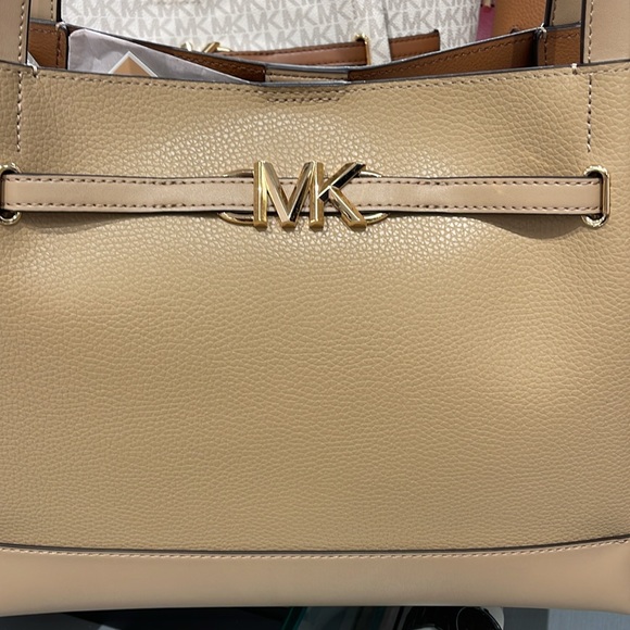 MICHAEL KORS
Reed Large Logo Belted Shoulder Tote Bag
Camel - Picture 2 of 16